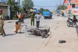 Xe tải tông nát đuôi xe máy, hai người nguy kịch