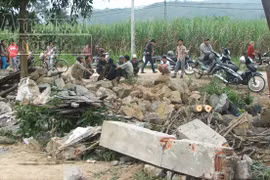 Phơi quần áo trong sân nhà, một học sinh bị ô tô đâm chết