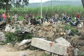 Phơi quần áo trong sân nhà, một học sinh bị ô tô đâm chết