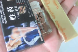 Bắt đối tượng chuyên dụ khách mua dụng cụ kích dục