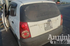 Ô tô mất lái tông sập dải phân cách