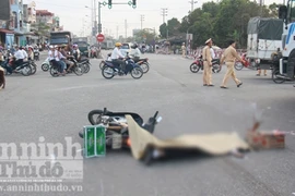 Bị xe tải đâm chết thảm khi đứng chờ đèn tín hiệu