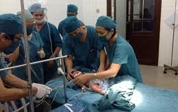 Bé 2 tuổi tử vong do uống phải nước sôi