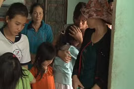  Thảm cảnh đau lòng của 4 đứa trẻ mất bố, mẹ sau tai nạn