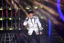 Hát "Khi người đàn ông khóc, Lý Hải bật khóc trên sân khấu