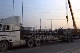 Container văng giữa đường, nhiều người tháo chạy