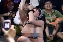 Trải lòng của người chuyển giới làm "tạp kỹ pêđê"