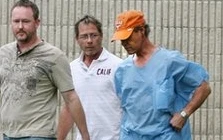 Ngôi sao nhạc đồng quê khỏa thân giữa phố, dọa bắn cảnh sát