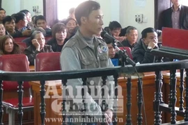 Bị vợ "cắm sừng", dùng dao đâm đứt "của quý" tình địch