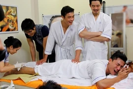 Nam thí sinh Next top cắn răng chịu đau để "tẩy lông"