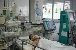 Lọc máy liên tục, cứu sống bé 14 tuổi bị xoắn ruột