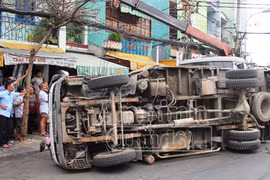 Vướng dây cáp xe tải lật ngang đường, 1 phụ nữ nhập viện