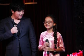 Quang Lê tặng micro giá 200 triệu đồng cho Phương Mỹ Chi