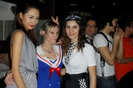 Trà My hòa nhập với thí sinh Top Model WorldWide 