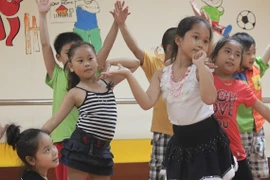 Thí sinh Đồ Rê Mí diễn cùng Văn Mai Hương, Phương Thanh