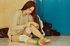 Minh Hằng lộ chân tím bầm khi diện quần ngắn tập nhảy