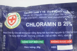 Mẹ đoảng cho con uống nhầm hóa chất lau nhà