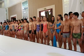 Thí sinh Top model 2013 khoe hình thể trong trang phục áo tắm