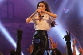 Hồ Ngọc Hà cuồng nhiệt với vũ điệu nóng bỏng