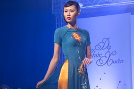 Quán quân Mai Giang khoe sắc với áo dài xuân