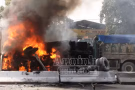 Chạy gần đến trạm thu phí, chiếc xe ben bốc cháy dữ dội