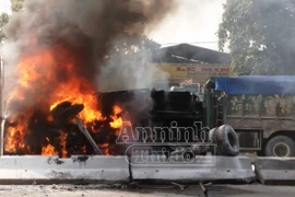 Chạy gần đến trạm thu phí, chiếc xe ben bốc cháy dữ dội