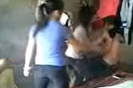 Xuất hiện clip nữ sinh đánh và lột áo bạn