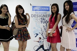 Thí sinh Miss Teen rủ nhau học làm phim Hollywood 