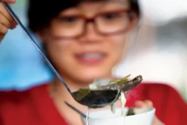 Bị mù mắt vì đeo kính khi ăn lẩu