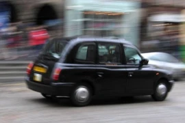 Cướp ngân hàng tẩu thoát bằng taxi chờ bên ngoài