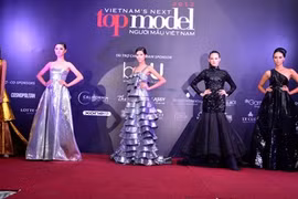 Chân dài Next top hội ngộ trên sàn diễn