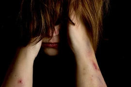 Thiếu nữ bị cha dượng cưỡng hiếp suốt 15 năm