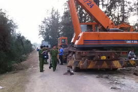 Một phụ xe chết thảm vì cần cẩu vướng dây điện