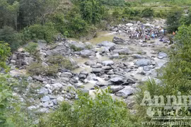 Đi làm rẫy phát hiện xác 2 học sinh dưới khe suối