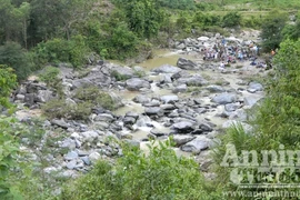 Đi làm rẫy phát hiện xác 2 học sinh dưới khe suối