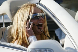 Nữ giới có xu hướng dùng đồ công nghệ nhiều hơn khi lái xe 