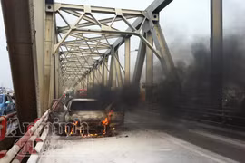 Ôtô cháy đen giữa cầu Chương Dương