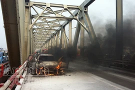 Ôtô cháy đen giữa cầu Chương Dương