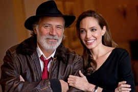 Phim đầu tay của “bà Smith” bị kiện