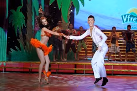 Anh Thư "ngược dòng" ngoại mục với trang phục sexy