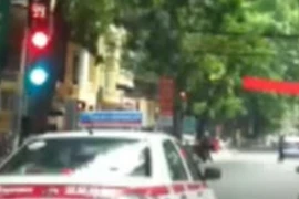 Đèn giao thông bị "điên" đánh đố người đi đường!