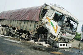 Xe tải nổ lốp gây náo loạn quốc lộ 1A