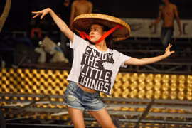 Hoàng Thùy Linh gợi cảm với nón quai thao