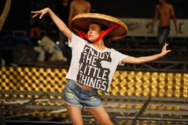 Hoàng Thùy Linh gợi cảm với nón quai thao