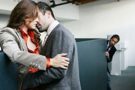 Ghen hộ con trai, bố chồng quyết "bắt sống" con dâu ngoại tình