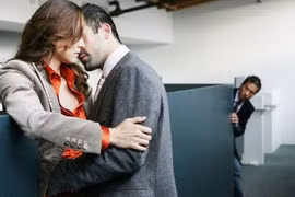 Ghen hộ con trai, bố chồng quyết "bắt sống" con dâu ngoại tình