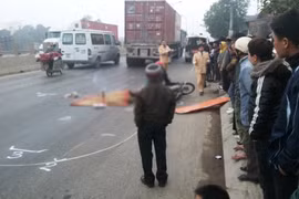 Chết thảm dưới bánh container