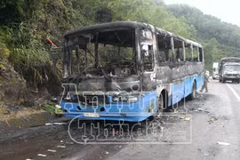 Cháy xe chở công nhân về quê ăn tết