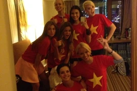 Hoa hậu Hoàn Vũ xinh đẹp trong áo "cờ đỏ sao vàng" của Việt Nam