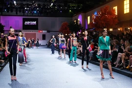 Thí sinh Top Model "đắt sô" tại Singapore